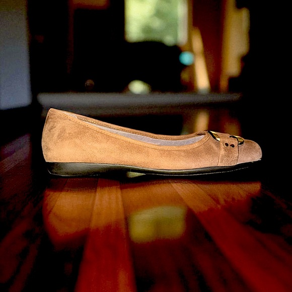 EUC! Trotters Brown Suede Flats with Gold Buckle - Picture 4 of 6